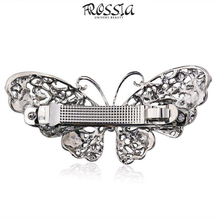 barrette avec papillon turquoise dans cheveux.