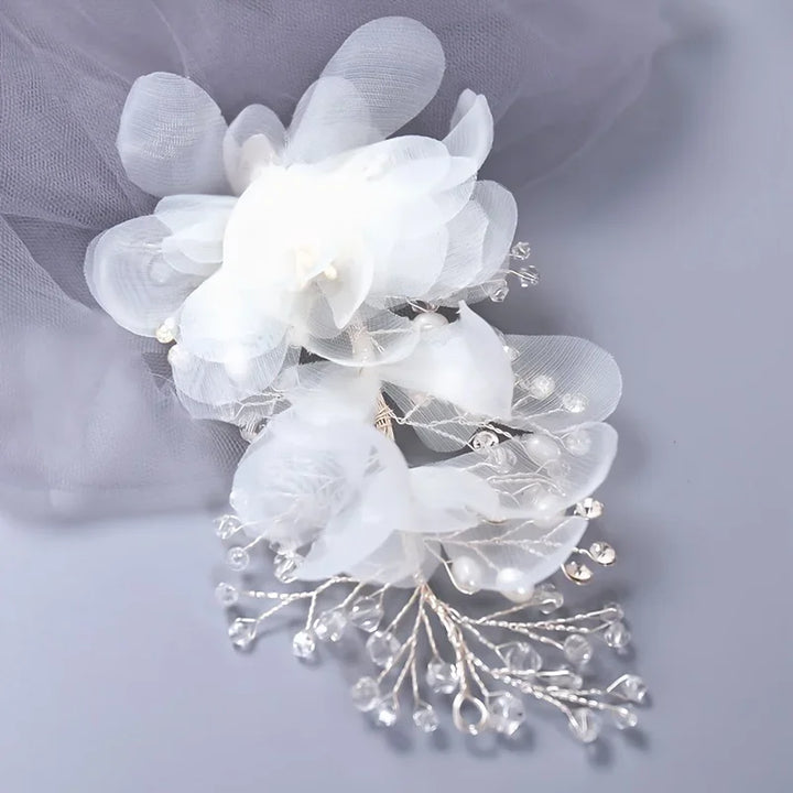 Épingle à cheveux mariage fleurs blanches en tulle