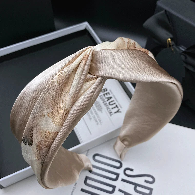 Serre-tête tissu noué en satin beige élégant pour femme