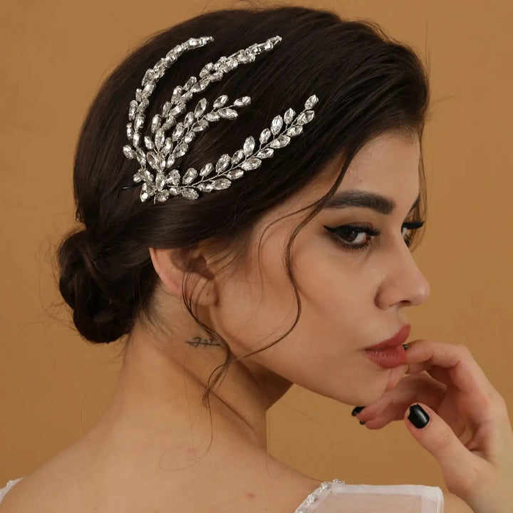 Peigne à cheveux argenté à cristaux pour cérémonie