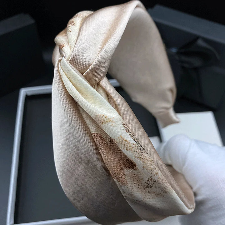 Serre-tête tissu noué en satin beige élégant pour femme